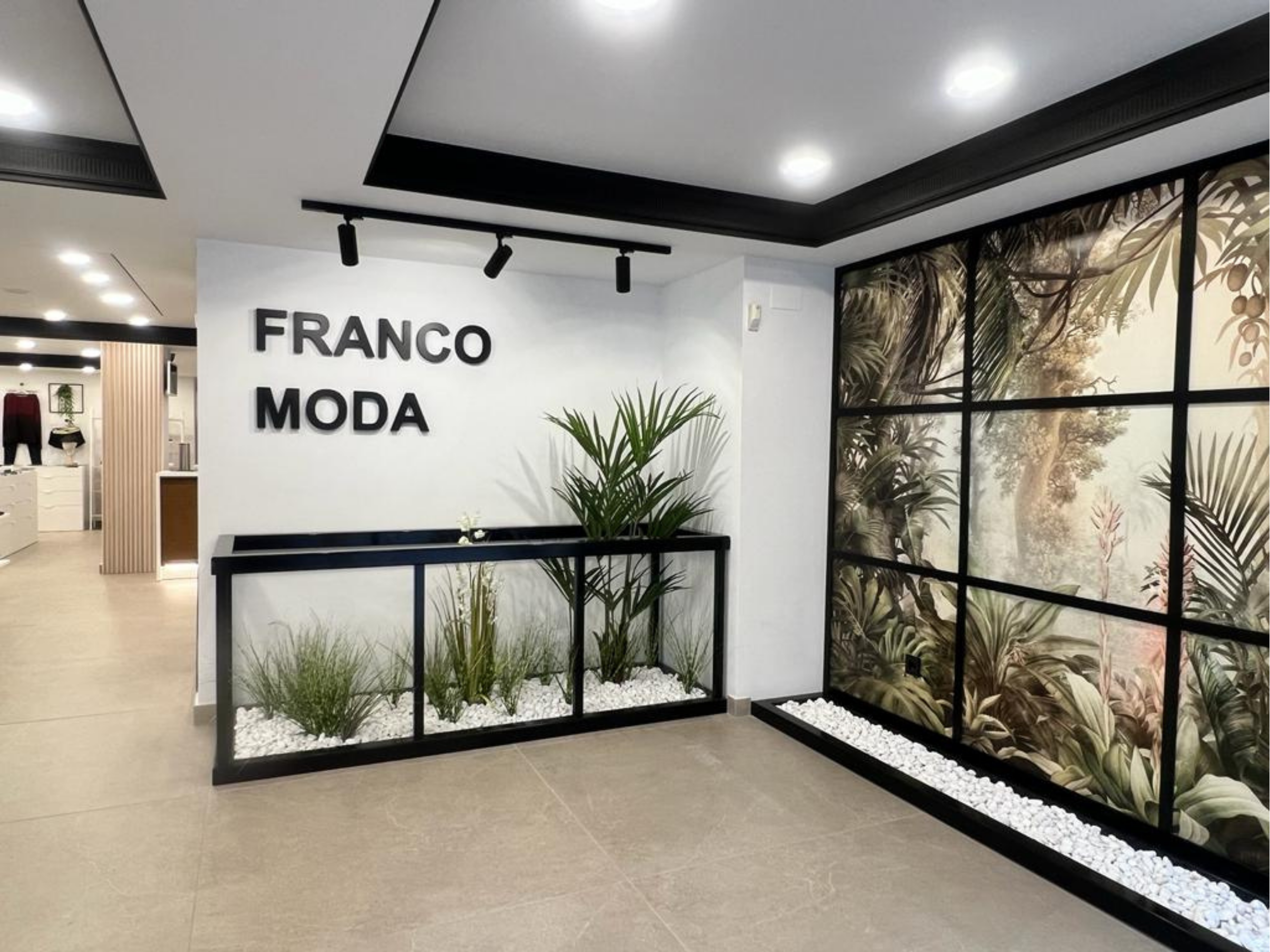 Exhibición de colección de moda en tienda con prendas elegantes